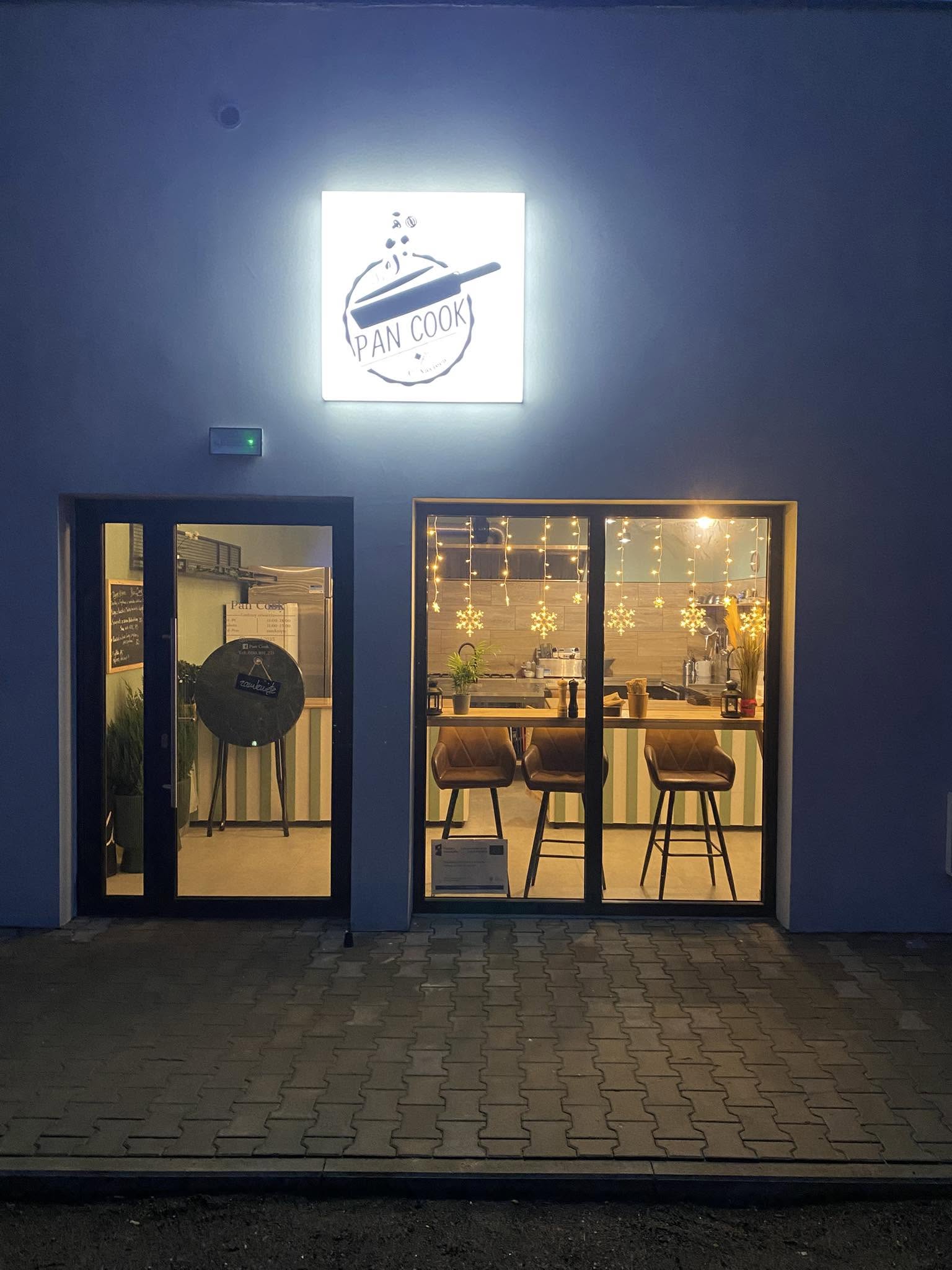Lokal Pan Cook wieczorem w Biskupicach